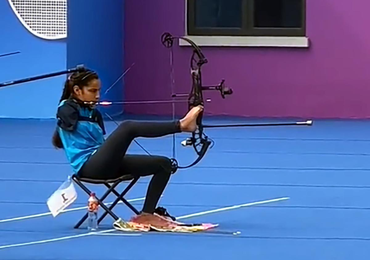 Sự kiện hy hữu tại Paralympic 2024: Cung thủ bắn trúng hồng tâm dù không có tay - Ảnh 3