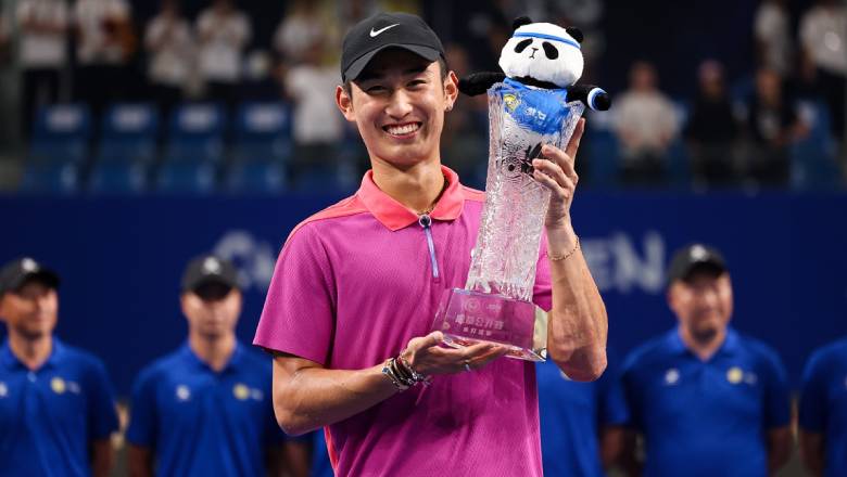 Tay vợt 19 tuổi người Trung Quốc làm nên lịch sử với chức vô địch Chengdu Open - Ảnh 1