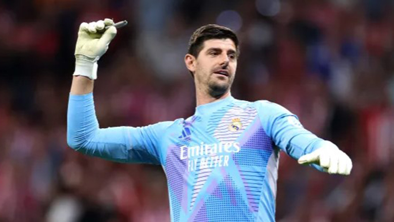 Courtois bị CĐV Atletico ném bật lửa, trận derby Madrid gián đoạn 15 phút - Ảnh 2