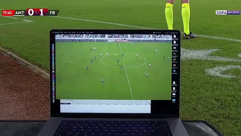 HLV Jose Mourinho nhận thẻ vàng vì chỉ trích trọng tài bằng… laptop - Ảnh 1