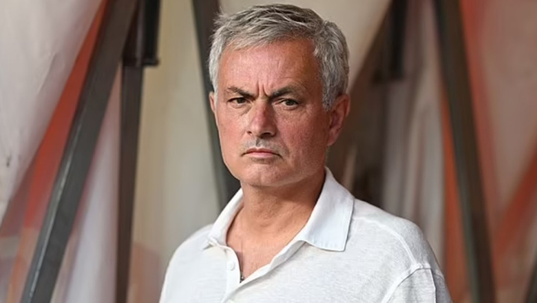 HLV Jose Mourinho nhận thẻ vàng vì chỉ trích trọng tài bằng… laptop - Ảnh 2