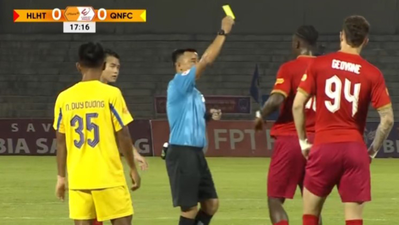 VAR lại gây tranh cãi ở V.League: Đánh cùi chỏ nhưng chỉ nhận thẻ vàng - Ảnh 2