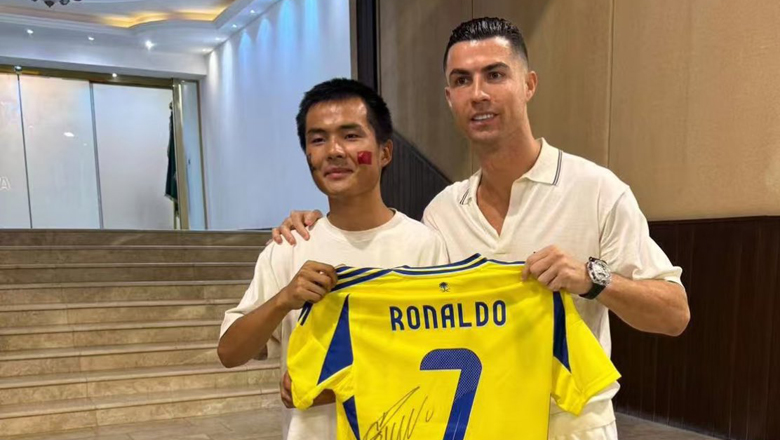 Fan cuồng đạp xe 13.000 km từ Trung Quốc sang Saudi Arabia để gặp Ronaldo  - Ảnh 3