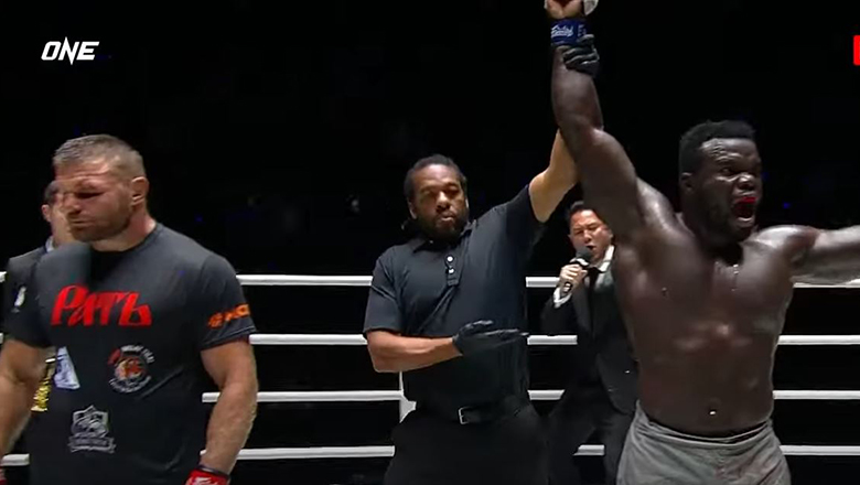 Anatoly Malykhin thua võ sĩ Senegal, mất đai ONE Championship - Ảnh 1