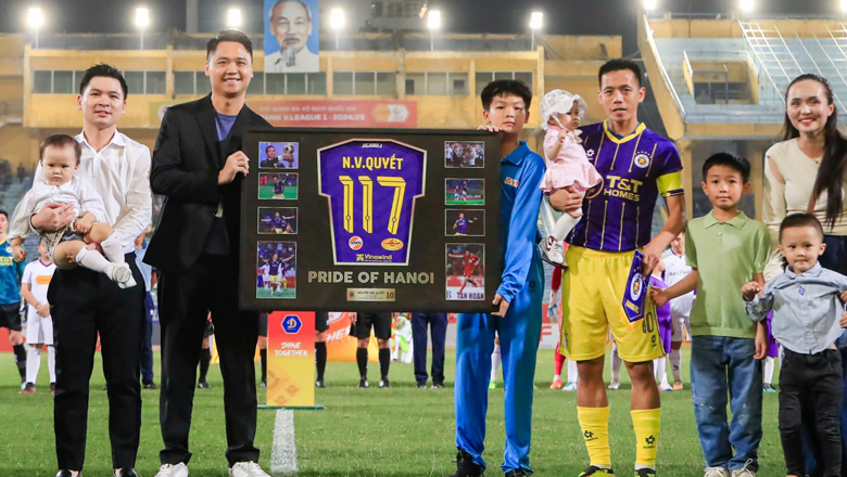 CLB Hà Nội vinh danh, thưởng Văn Quyết 100 triệu đầu sau kỷ lục khủng ở V.League - Ảnh 1