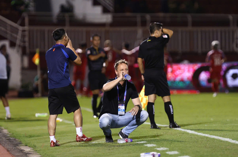 Hy hữu tại V.League: Trọng tài cũng bị thay ra sân - Ảnh 2