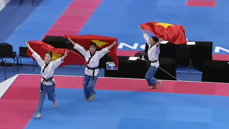 Châu Tuyết Vân và các đồng đội giành HCV Taekwondo thế giới - Ảnh 1