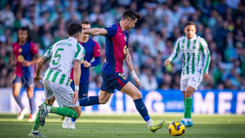 De Jong và Hansi Flick nhận thẻ đỏ, Barca chia điểm với Real Betis - Ảnh 1