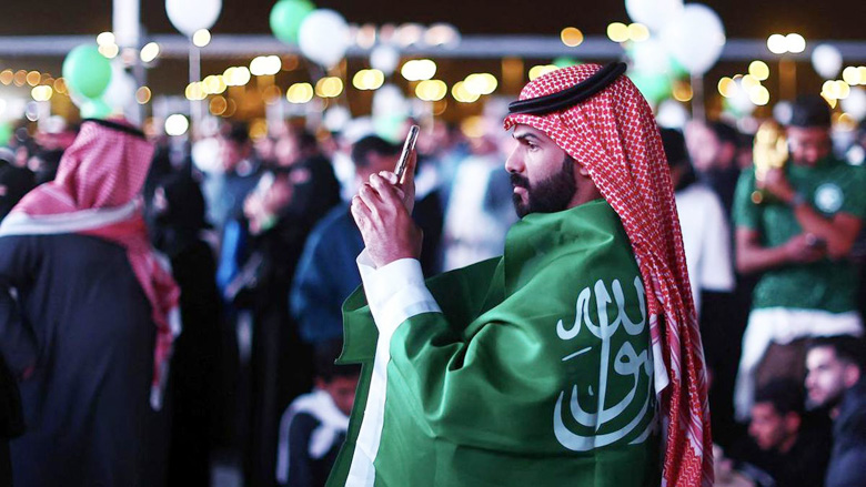Người dân Saudi Arabia tràn xuống đường, ăn mừng nước nhà đăng cai World Cup 2034 - Ảnh 1