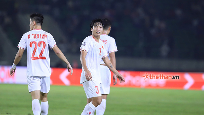 Người hâm mộ chịu rét, chen chúc mua vé xem trận Việt Nam vs Indonesia - Ảnh 1