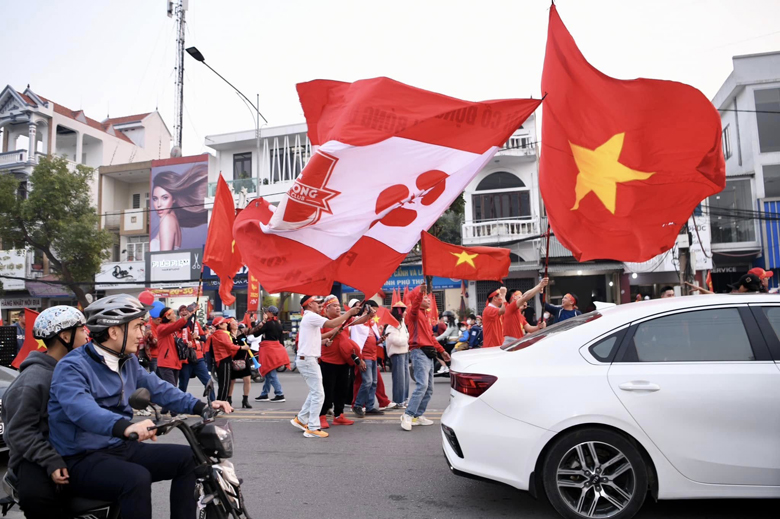 NHM Việt Nam náo nhiệt trước trận chung kết ASEAN Cup 2024, 'phủ đỏ' một góc Việt Trì - Ảnh 2