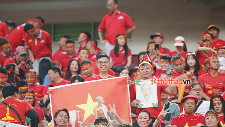 Hàng ngàn NHM rợp đỏ sân Rajamangala, sẵn sàng cùng Việt Nam ăn mừng chức vô địch ASEAN Cup - Ảnh 3