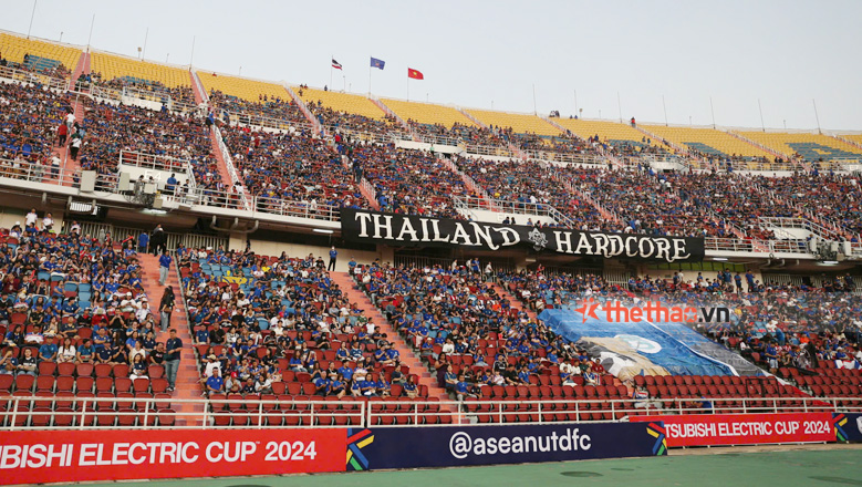 Hàng ngàn NHM rợp đỏ sân Rajamangala, sẵn sàng cùng Việt Nam ăn mừng chức vô địch ASEAN Cup - Ảnh 5