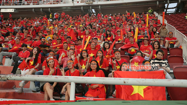 Hàng ngàn NHM rợp đỏ sân Rajamangala, sẵn sàng cùng Việt Nam ăn mừng chức vô địch ASEAN Cup - Ảnh 6