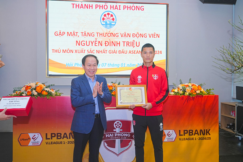 Đình Triệu được thành phố Hải Phòng thưởng 550 triệu đồng sau ngôi vô địch ASEAN Cup 2024 - Ảnh 1