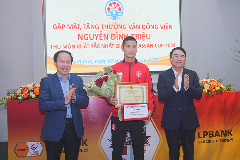 Đình Triệu được thành phố Hải Phòng thưởng 550 triệu đồng sau ngôi vô địch ASEAN Cup 2024 - Ảnh 2