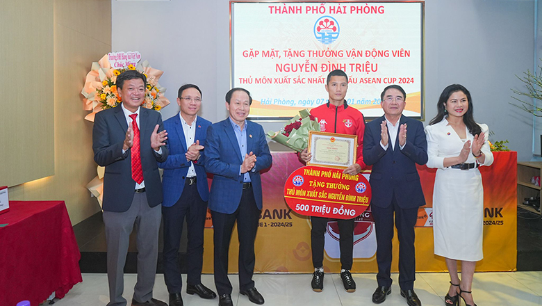 Đình Triệu được thành phố Hải Phòng thưởng 550 triệu đồng sau ngôi vô địch ASEAN Cup 2024 - Ảnh 3