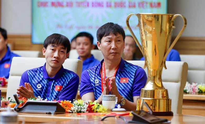 ĐT Việt Nam mang cúp vô địch ASEAN Cup 2024 báo công các Vua Hùng - Ảnh 2