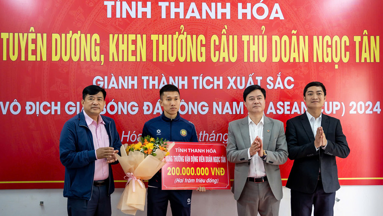 Doãn Ngọc Tân được Thanh Hóa thưởng 300 triệu đồng nhờ chiến tích vô địch ASEAN Cup 2024 - Ảnh 1