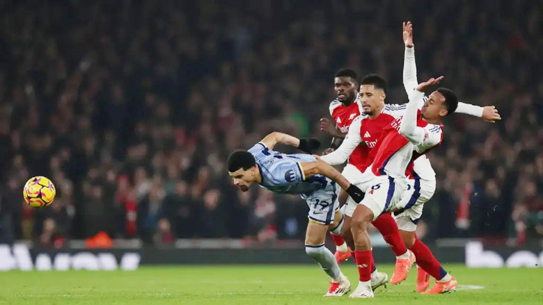 Arsenal ngược dòng giành chiến thắng trước Tottenham nhờ bàn thắng gây tranh cãi - Ảnh 2