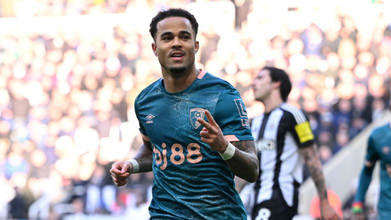 Con trai Kluivert lập hat-trick không tưởng, ngắt mạch 9 trận toàn thắng của Newcastle - Ảnh 1