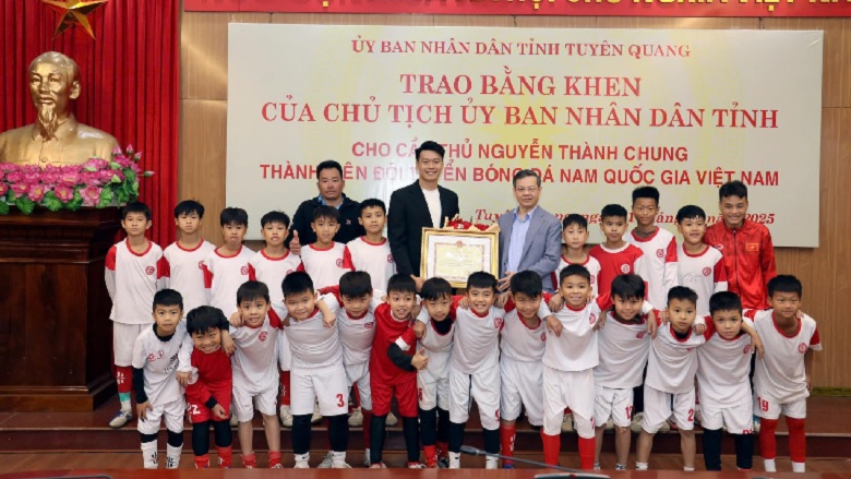 Hậu vệ thi đấu nhiều nhất cho ĐT Việt Nam tại ASEAN Cup 2024 được vinh danh - Ảnh 1