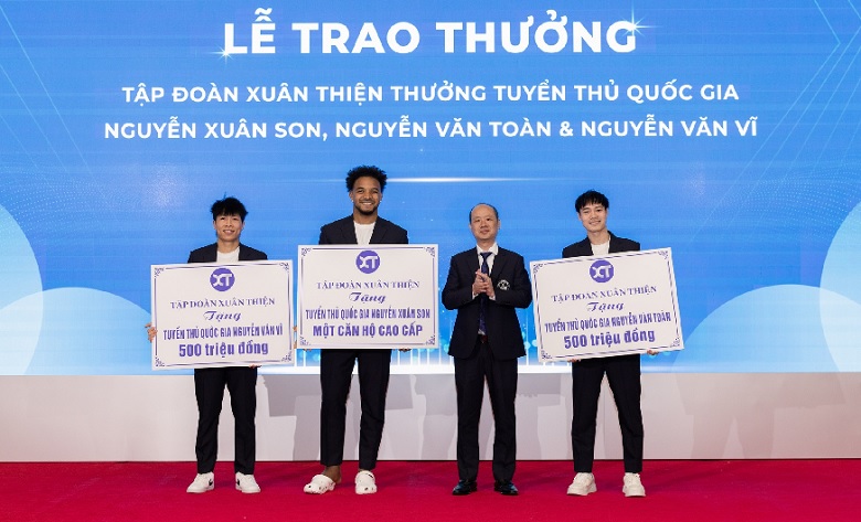 Xuân Son nhận 'thưởng khủng' trong ngày đầu năm mới - Ảnh 2