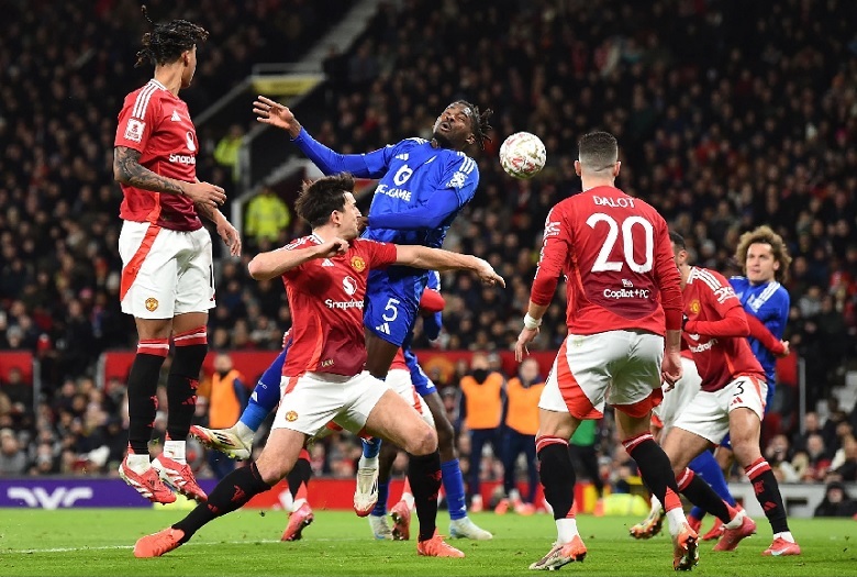 Maguire tỏa sáng phút bù giờ, MU tiến vào vòng 5 FA Cup - Ảnh 1