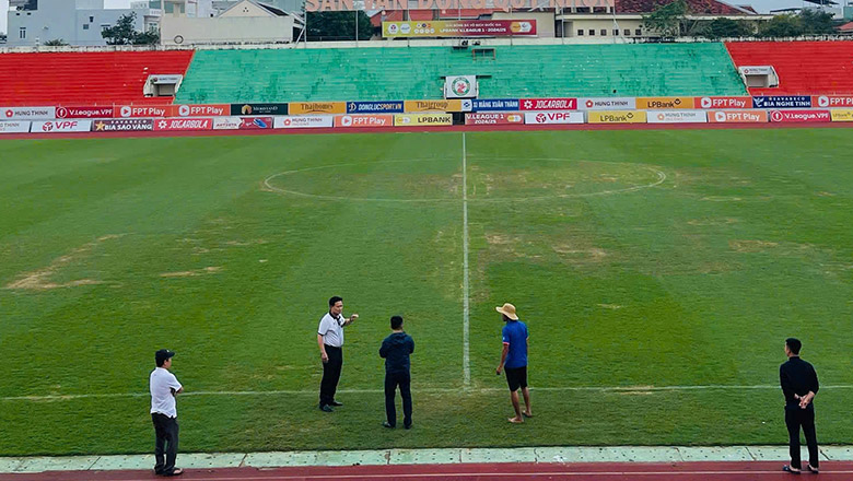 Hai đội V.League có nguy cơ không được đá sân nhà vì mặt cỏ xấu  - Ảnh 1