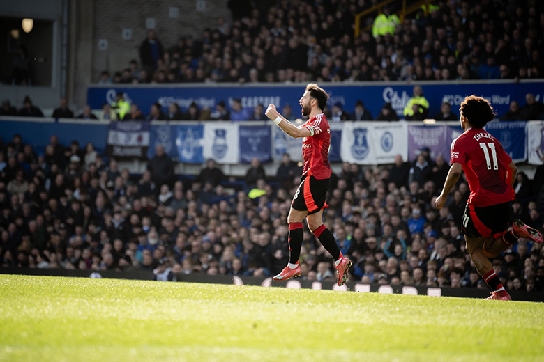 MU hòa kịch tính Everton, thoát thua nhờ 2 siêu phẩm trong 9 phút - Ảnh 2