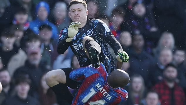 Tiền đạo Crystal Palace nằm bất tỉnh sau khi ăn trọn cú đá vào mặt ở FA Cup - Ảnh 1