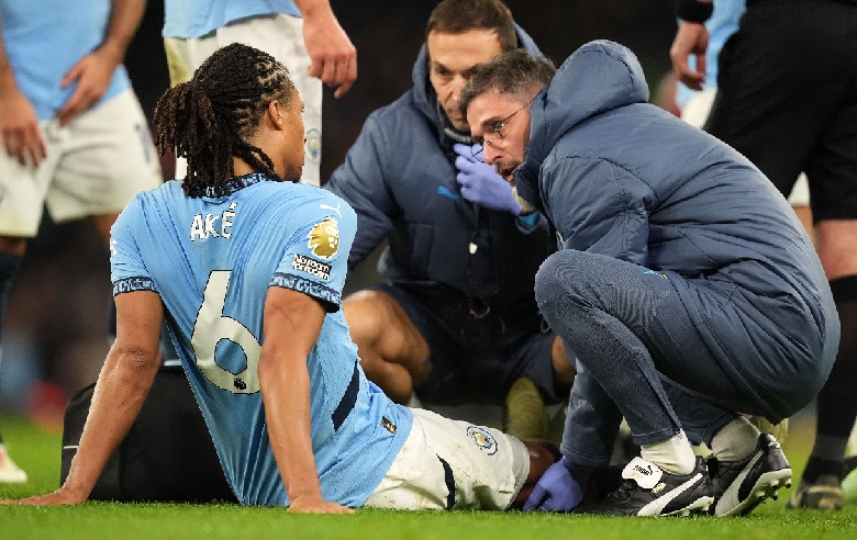 Man City vừa đón nhận cú sốc lớn khi trung vệ Nathan Ake sẽ phải nghỉ thi đấu tới 11 tuần sau ca phẫu thuật bàn chân.  - Ảnh 3