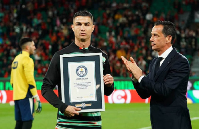 Ronaldo sút hỏng pen vẫn lập kỷ lục Guinness Thế giới - Ảnh 1