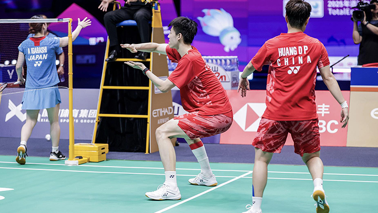 Tay vợt Trung Quốc ăn mừng trả đũa đối thủ Nhật Bản tại Sudirman Cup 2025 - Ảnh 1