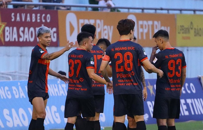 Bình Phước và Ninh Bình cùng thắng, bứt tốp ở cuộc đua thăng hạng - Ảnh 1