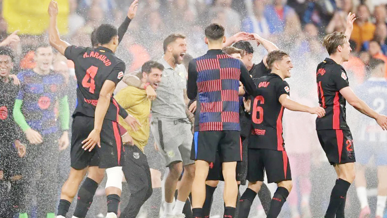 Barca bị hàng xóm chơi xấu, dùng vòi xịt nước phá đám lễ ăn mừng vô địch La Liga - Ảnh 1