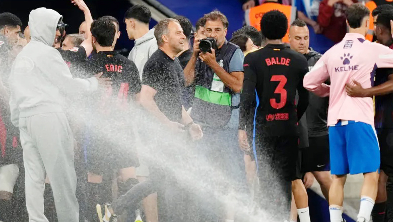 Barca bị hàng xóm chơi xấu, dùng vòi xịt nước phá đám lễ ăn mừng vô địch La Liga - Ảnh 2