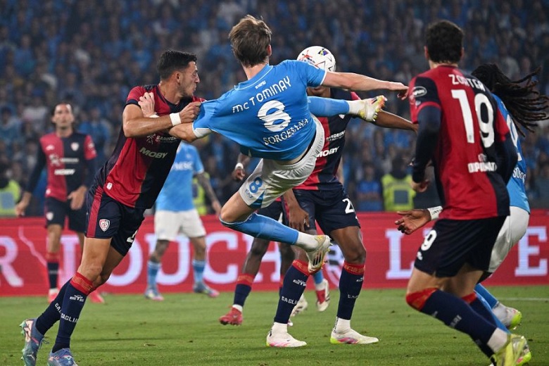 Tỏa sáng rực rỡ, cựu sao MU ẵm giải Cầu thủ xuất sắc nhất Serie A - Ảnh 2