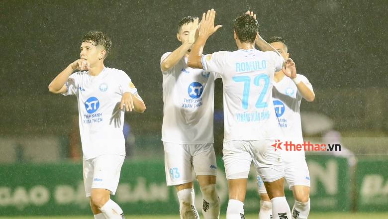 Hạ gục SLNA, Nam Định chạm một tay vào ngai vàng V.League - Ảnh 1