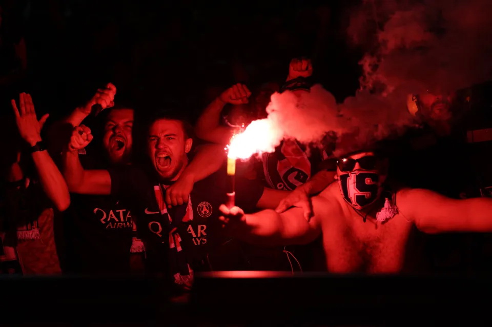 CĐV đốt phá, Paris náo loạn trong đêm PSG đăng quang Cúp C1 châu Âu - Ảnh 1