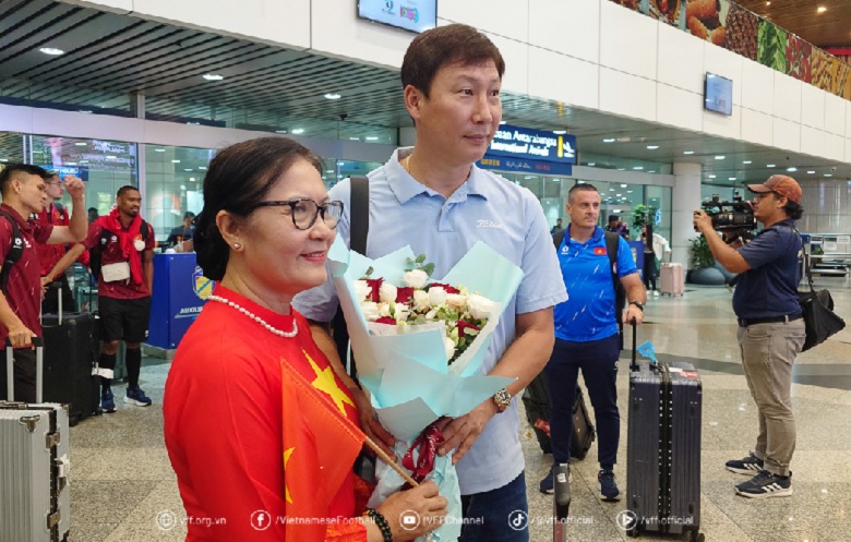 CĐV nhuộm đỏ sân bay, ĐT Việt Nam thêm khí thế 'săn hổ' Mã Lai - Ảnh 1