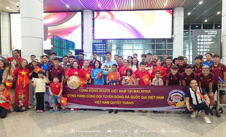 CĐV nhuộm đỏ sân bay, ĐT Việt Nam thêm khí thế 'săn hổ' Mã Lai - Ảnh 2
