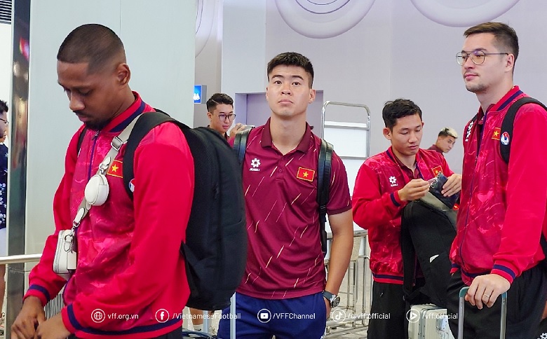 CĐV nhuộm đỏ sân bay, ĐT Việt Nam thêm khí thế 'săn hổ' Mã Lai - Ảnh 3