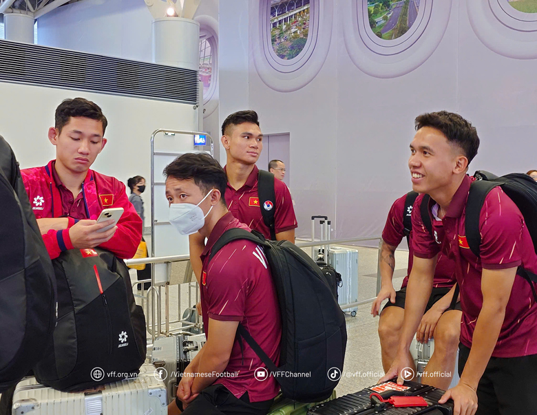 ĐT Việt Nam lên đường sang Malaysia chuẩn bị cho vòng loại Asian Cup 2027 - Ảnh 1