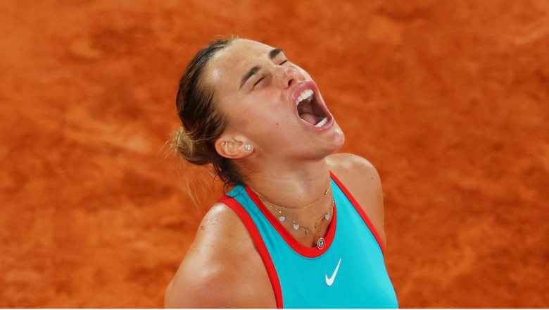 Thua trắng set 3 trước Sabalenka, Swiatek trở thành cựu vương Roland Garros - Ảnh 2