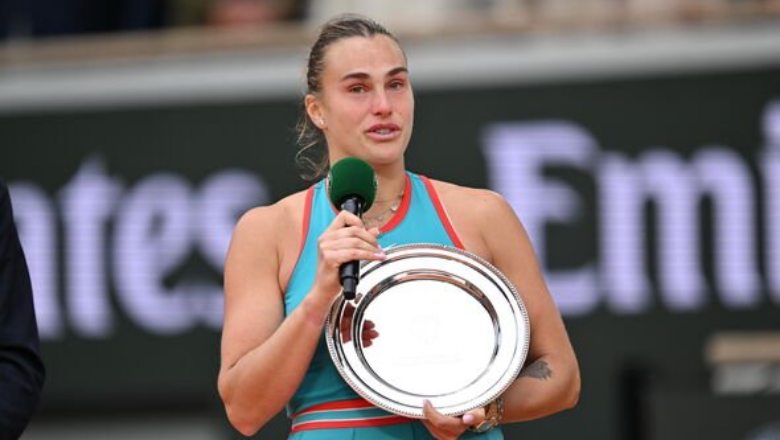 Sabalenka bật khóc nức nở, xin lỗi vì thất bại ở chung kết Roland Garros - Ảnh 1