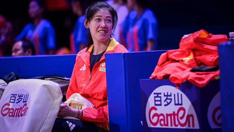'Khủng long' bóng chuyền nữ Trung Quốc gượng cười khi đội nhà thua cay đắng ở Volleyball Nations League 2025 - Ảnh 1