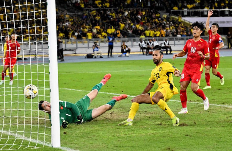 ĐT Việt Nam tụt tới 4 bậc trên BXH FIFA sau trận thua nặng nề trước Malaysia - Ảnh 1