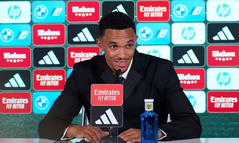 Alexander-Arnold khiến CĐV Real choáng váng với màn ‘bắn’ tiếng Tây Ban Nha như người bản địa - Ảnh 1