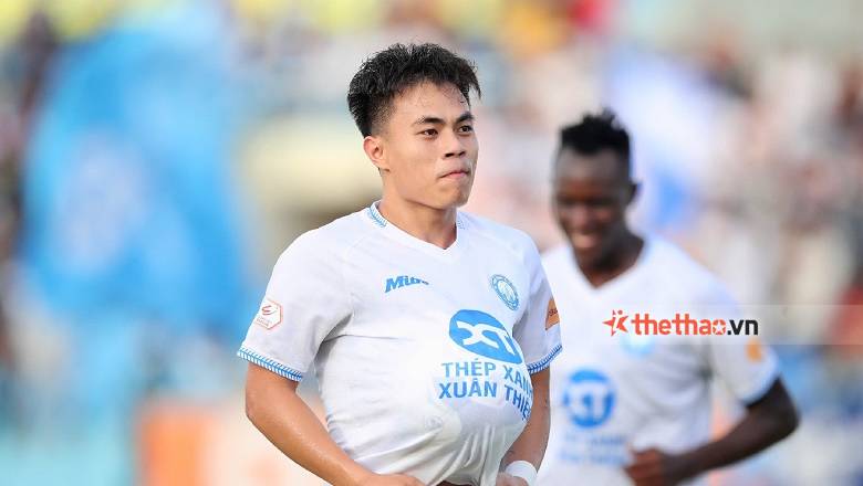 HLV Vũ Hồng Việt chạm mốc 100 trận dẫn dắt Nam Định trong ngày đăng quang V.League - Ảnh 2